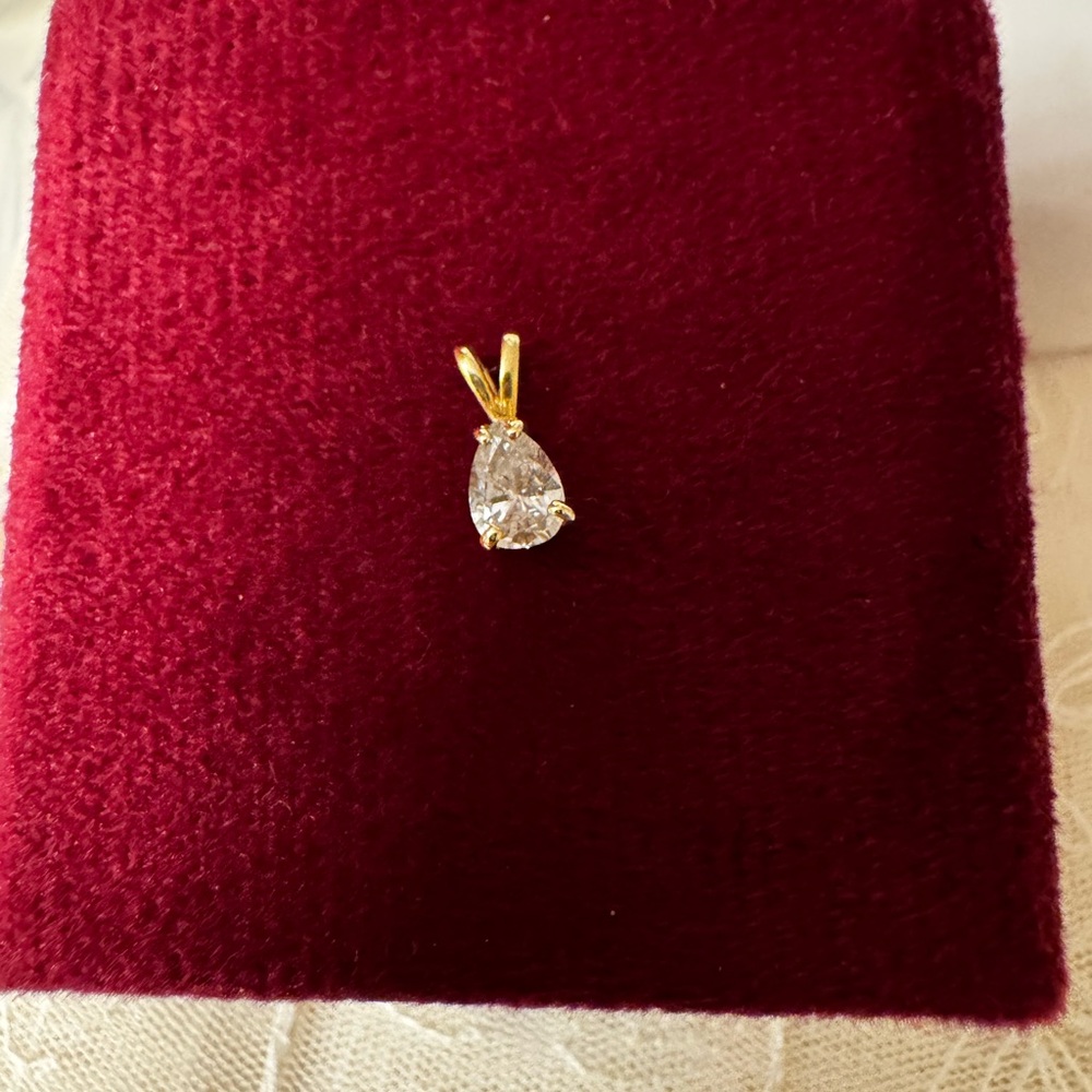 Beautiful tear drop diamond, .65 carat weight. 14kt yellow gold.